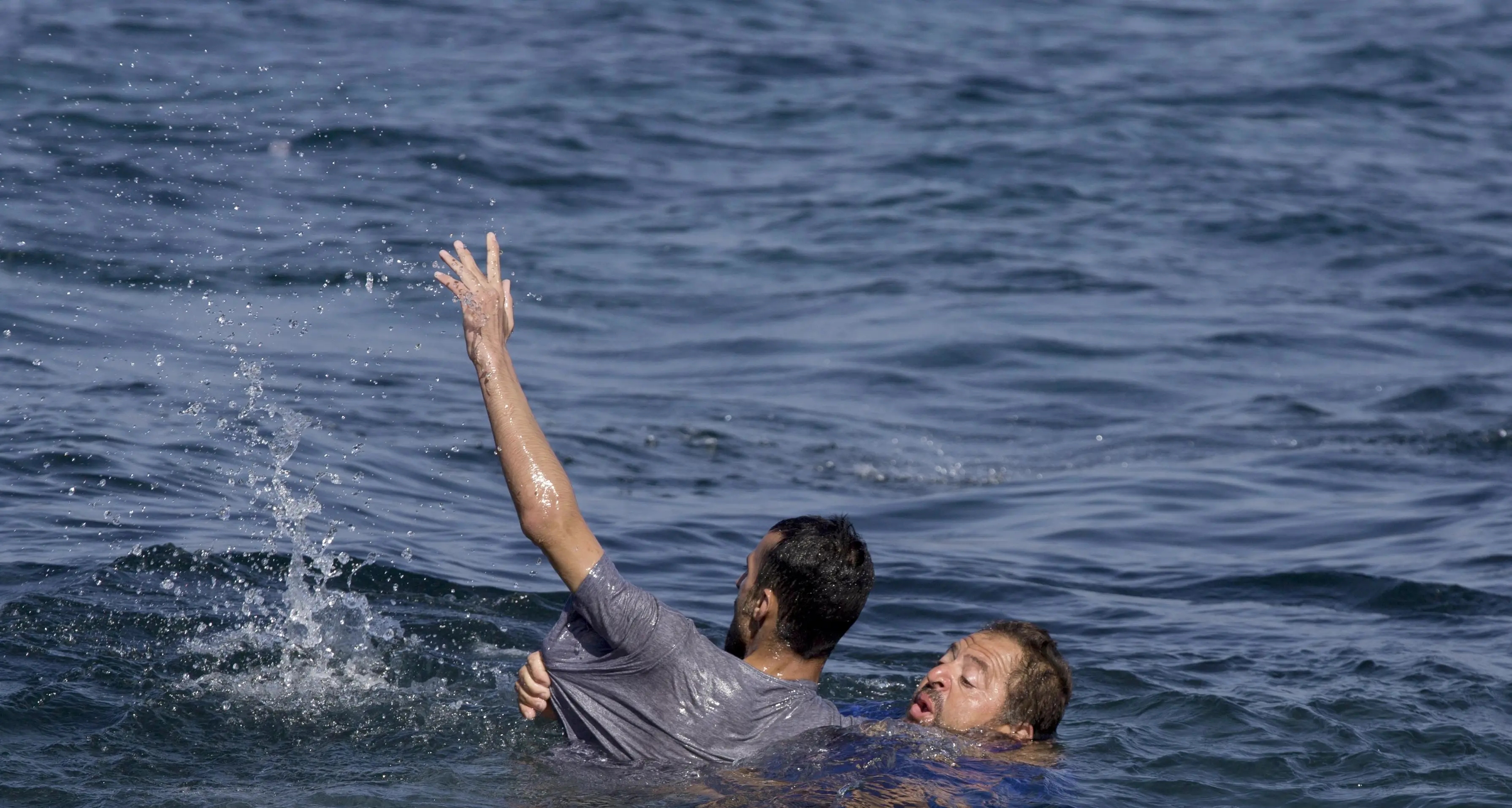Migranti, l'Ue accelera l'operazione anti-scafisti