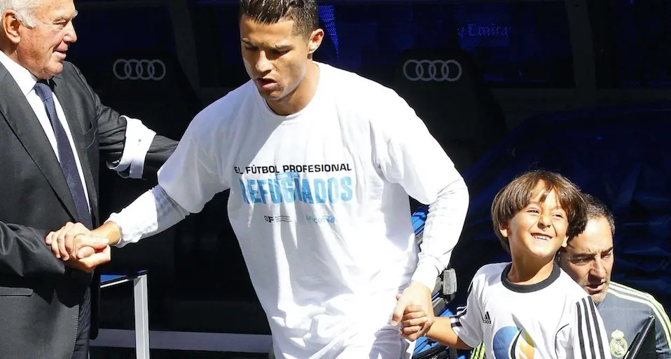 Il piccolo profugo sgambettato incontra Cristiano Ronaldo