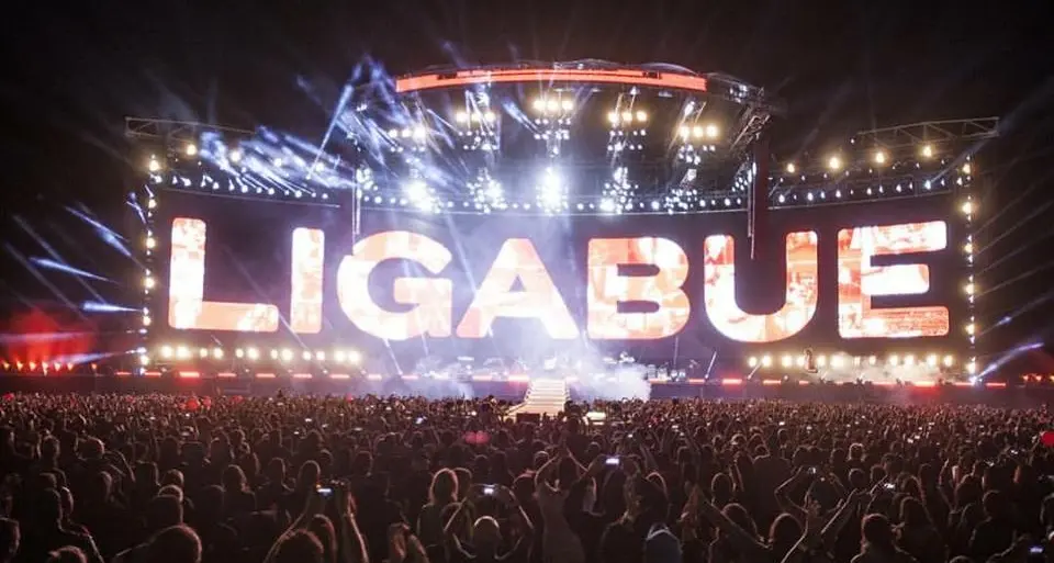 Ligabue esalta Campovolo: 150mila per 3 ore di musica