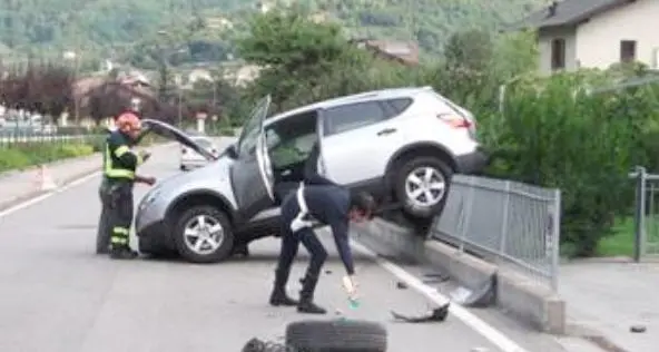 Si schianta con il suv contro la cancellata