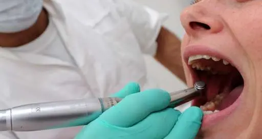 Così ci si lava bene i denti. Prime linee guida del mondo