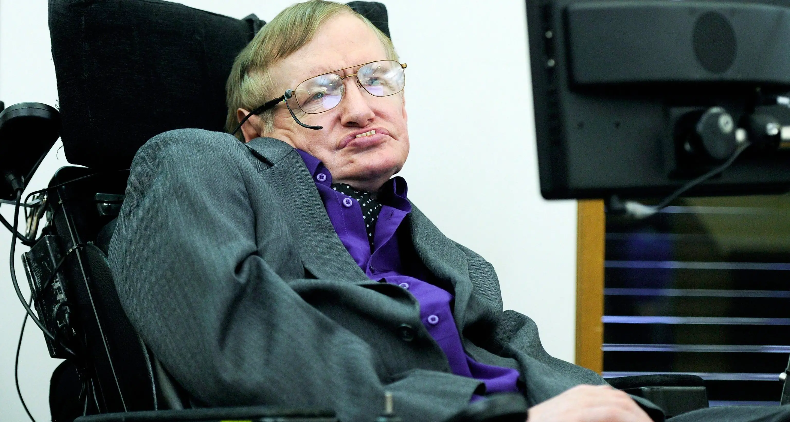 Per lo scienziato Stephen Hawking ci salveremo solo lasciando la terra