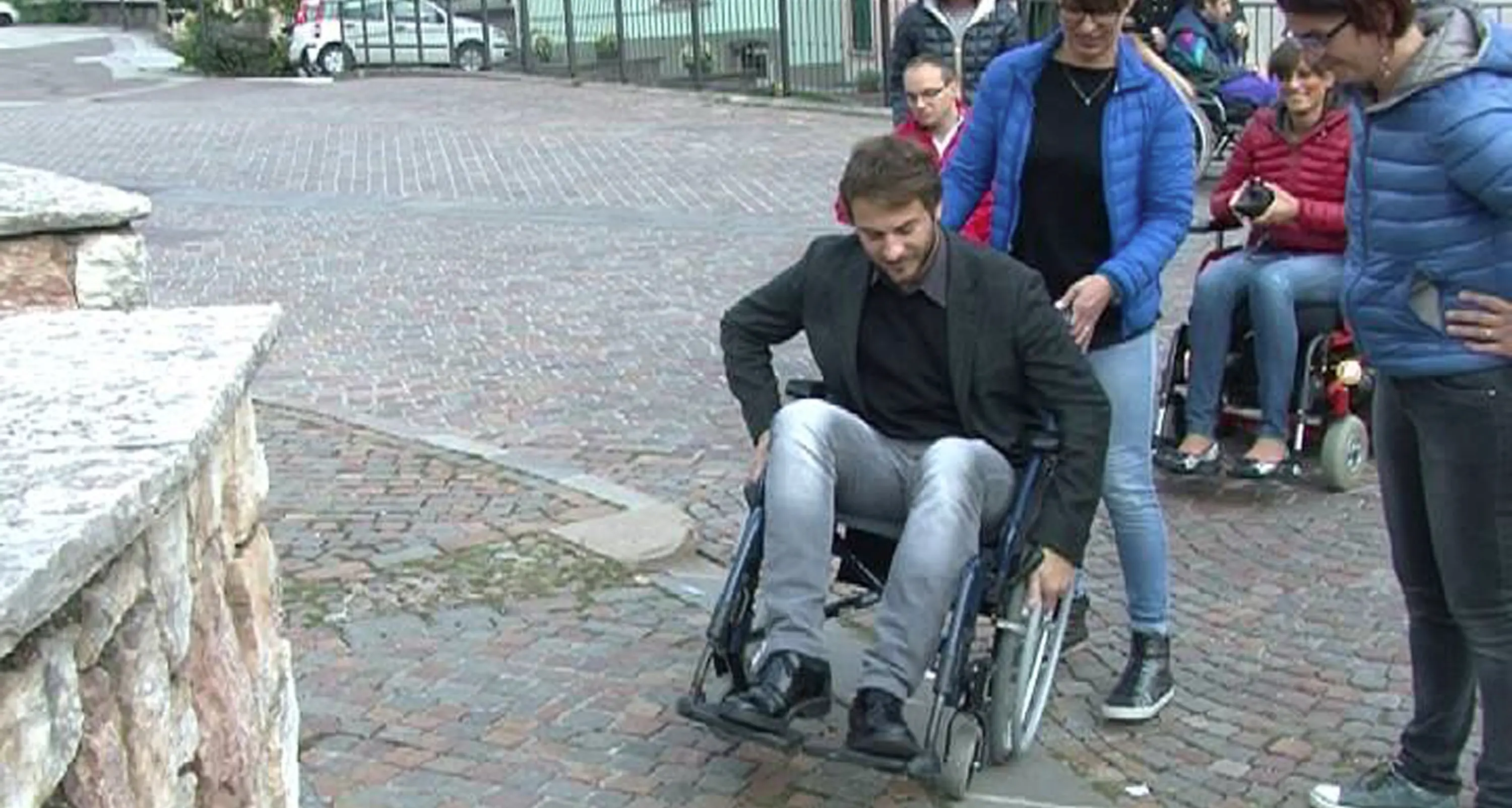 Sindaco e assessori in carrozzina per capire i problemi dei disabili