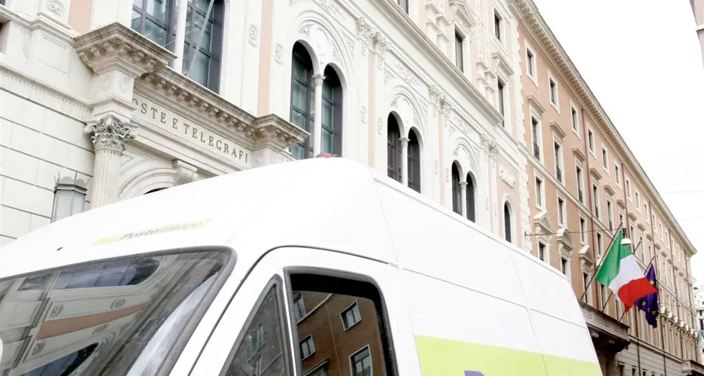 Impiegato delle Poste rubava dai pacchi da consegnare