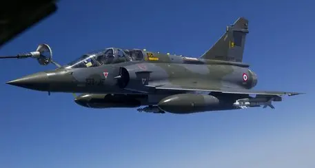 Francia, iniziati raid aerei in Siria