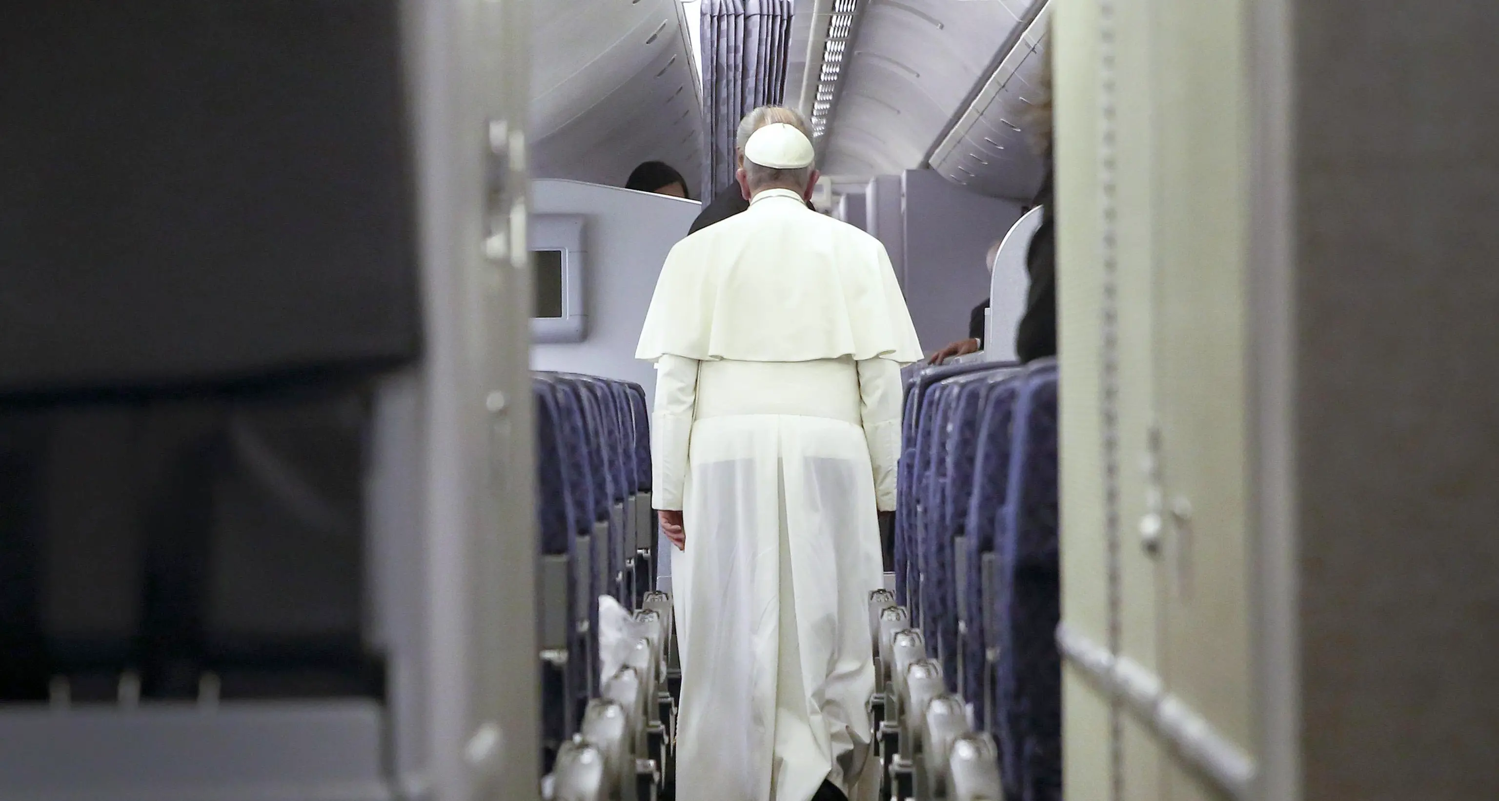 Il Papa: i muri cadranno, vescovi colpevoli sugli abusi