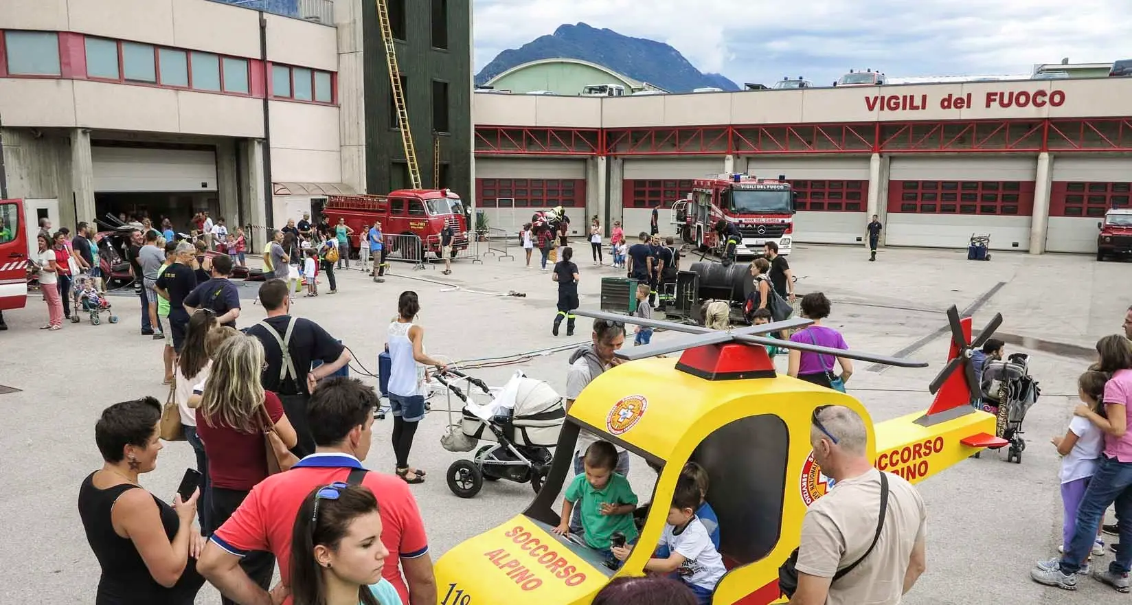 Riva, grande festa coi pompieri Il senso vero del volontariato