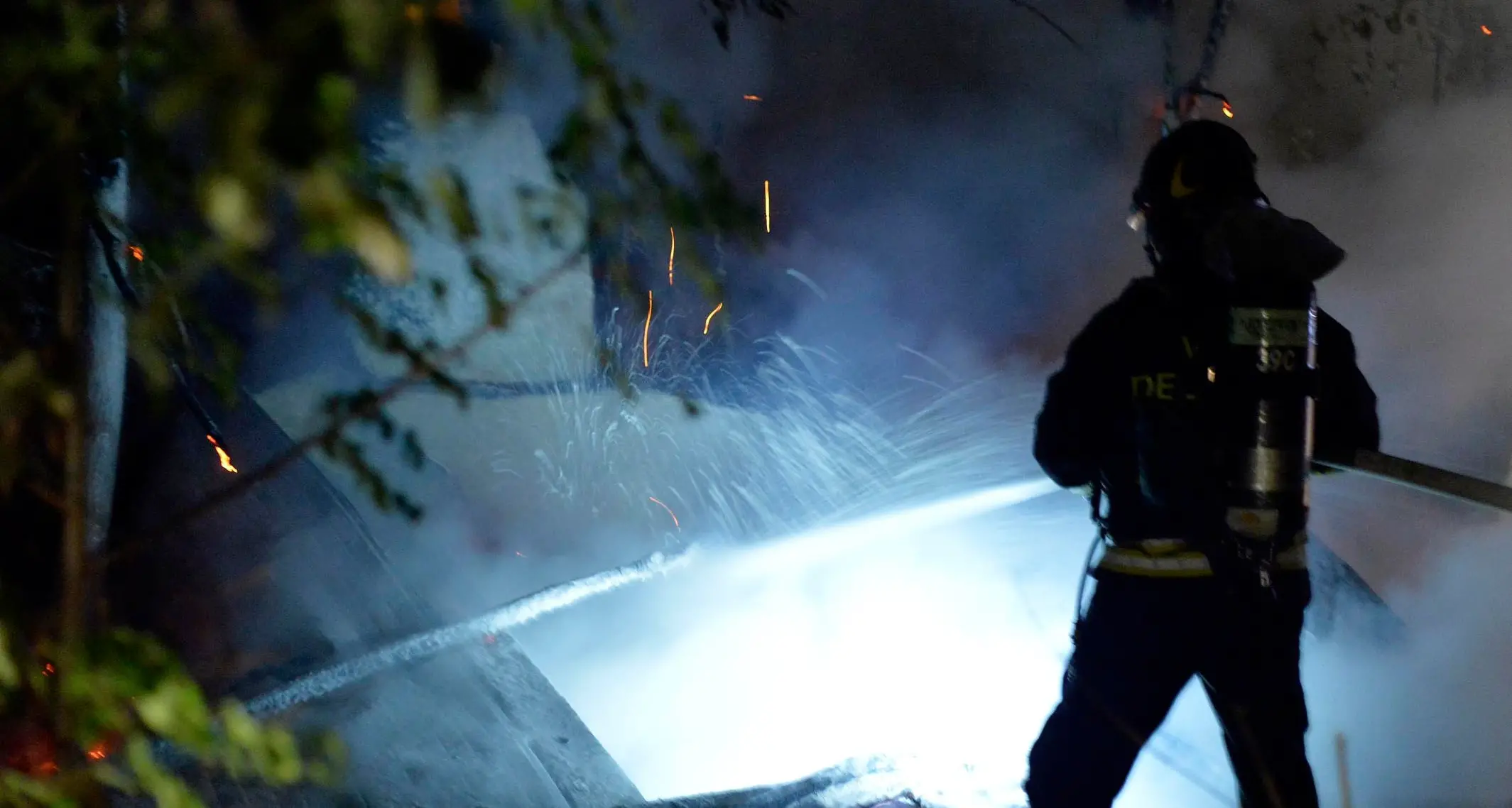 A fuoco le baracche dei disperati nell'area della ex Sloi a Trento Nord