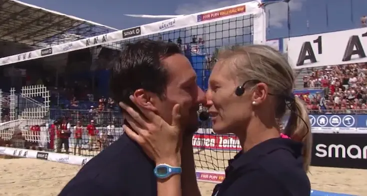 I due arbitri di beach volley e la proposta di matrimonio sulla sabbia