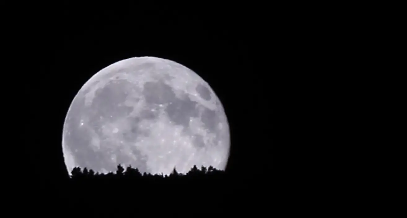 La \"Luna Blu\" sorge dal Monte Zugna