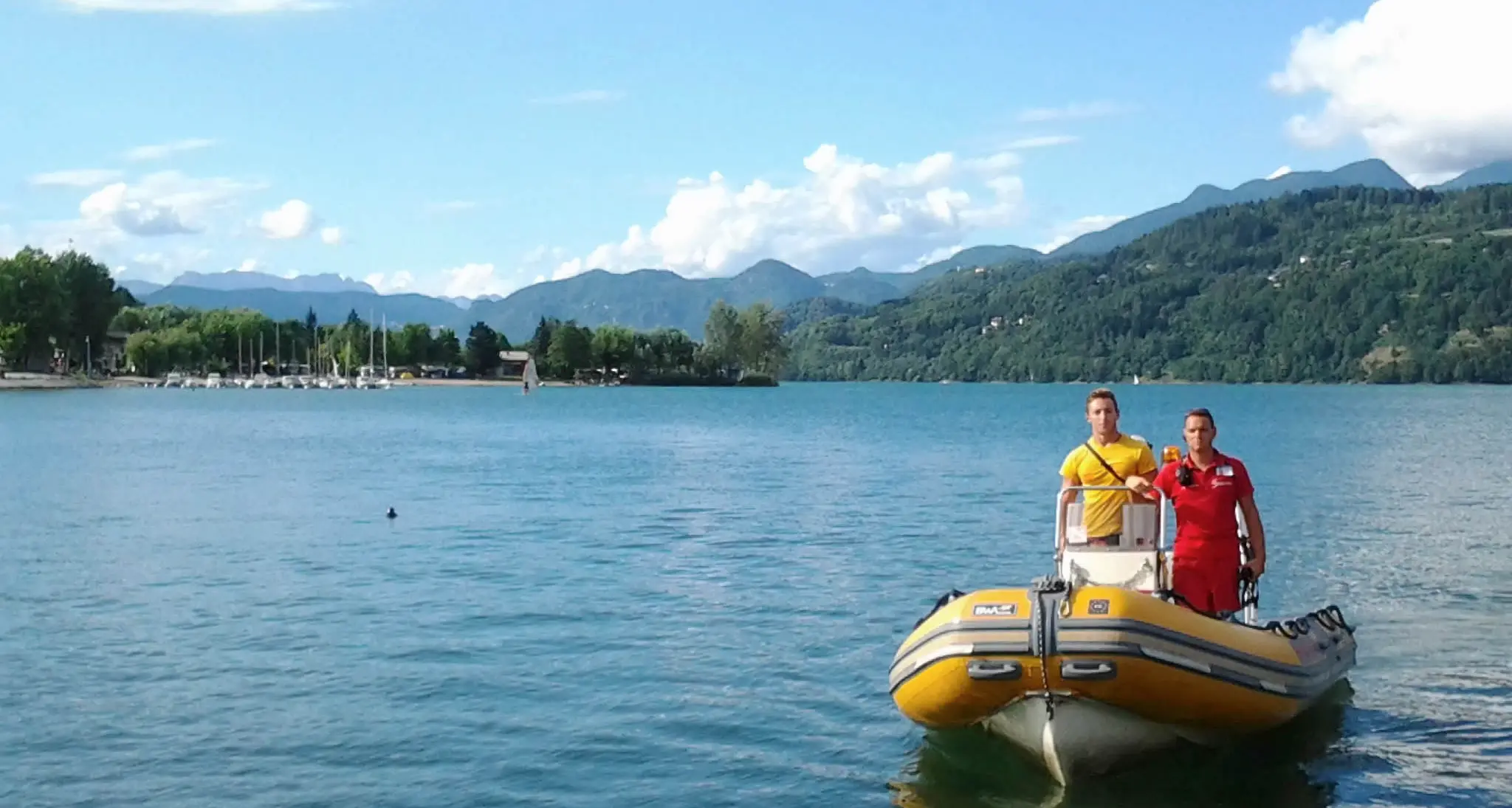 Bimbo si tuffa e rischia di annegare: salvataggio al lago di Caldonazzo