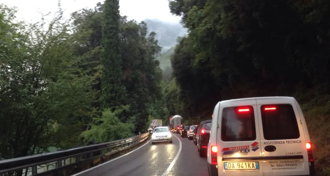 Maltempo e traffico, code sulla Gardesana