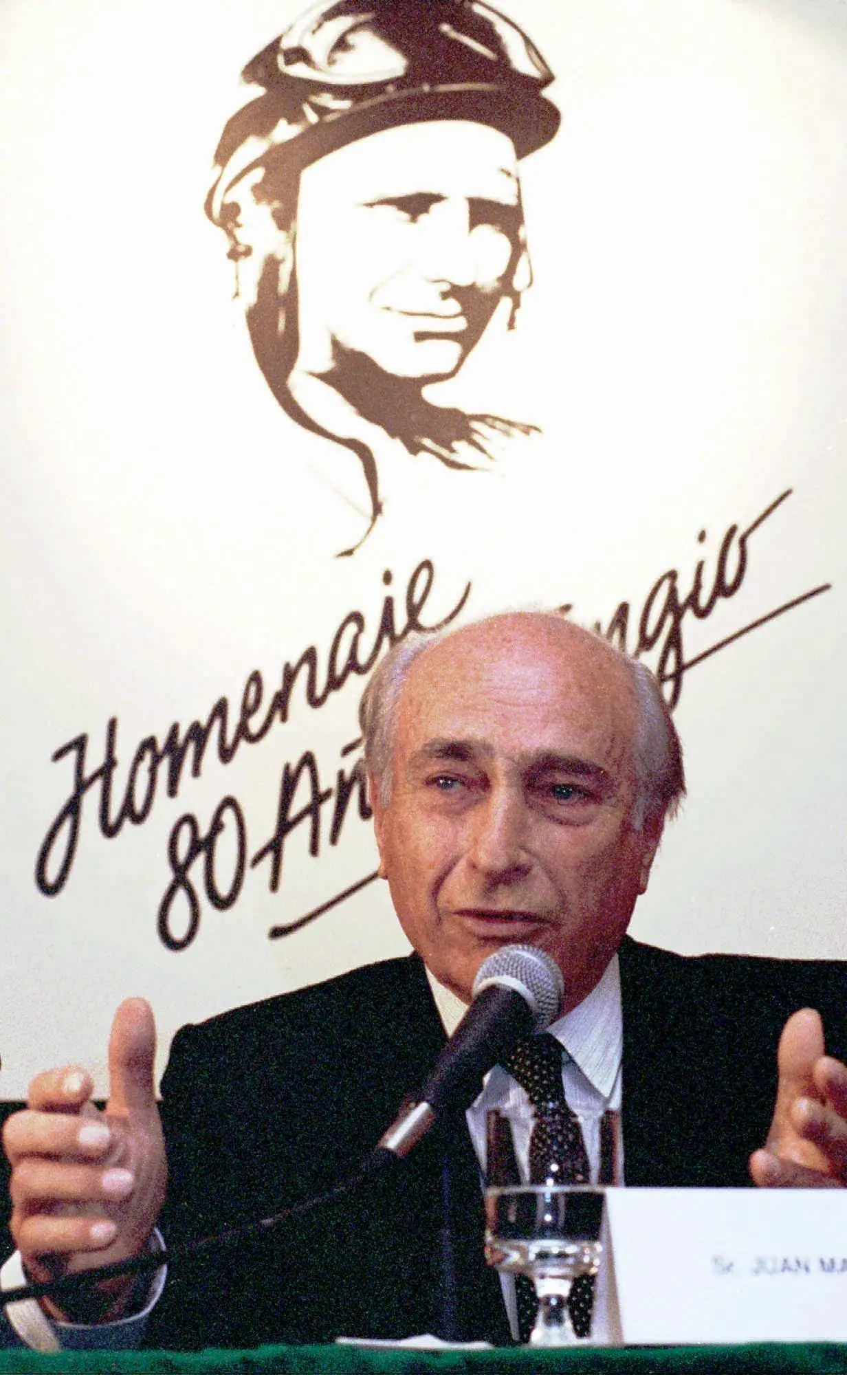Esumati i resti di Fangio: in due sostengono di essere suoi figli