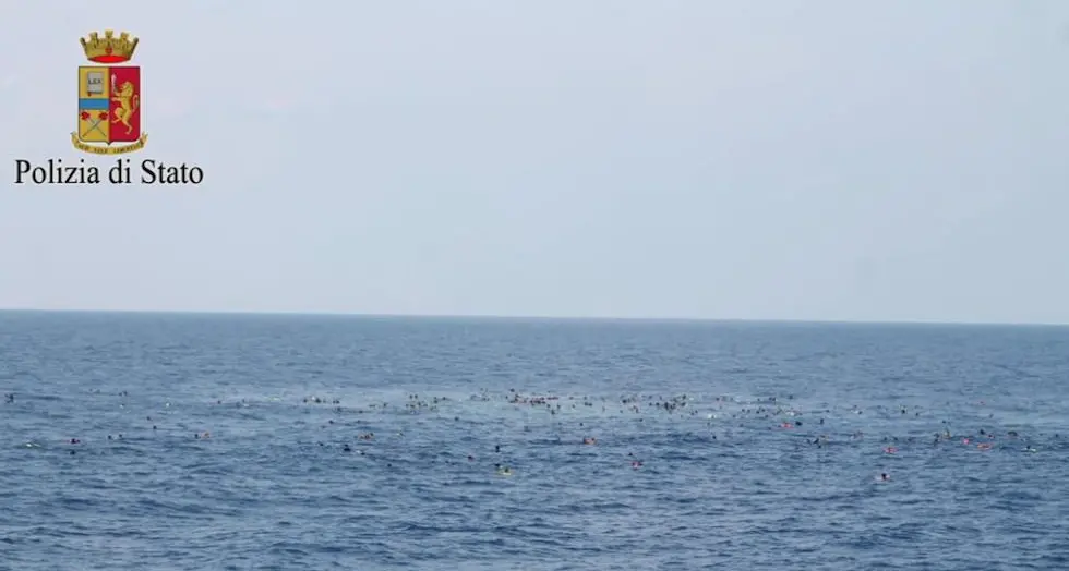 Uomini in mezzo al Mediterraneo, ma non è una nuotata ristoratrice