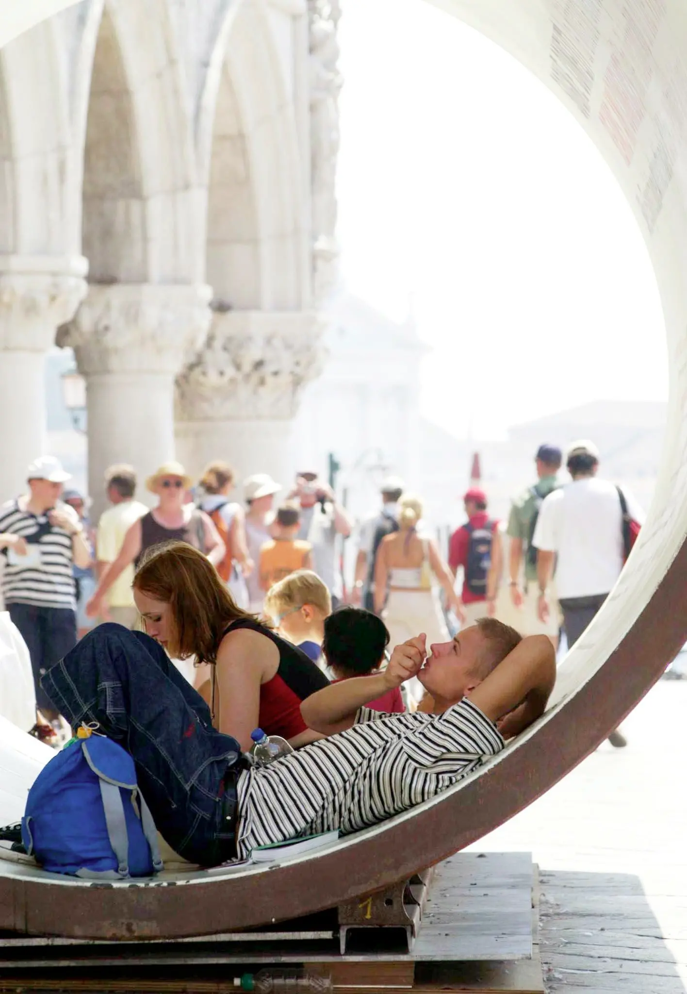 Turisti senza freni a Venezia: si spoglia nudo e si tuffa in Canal Grande