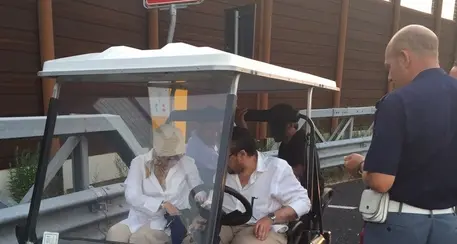 Emiro si perde in golf car, imbocca A14