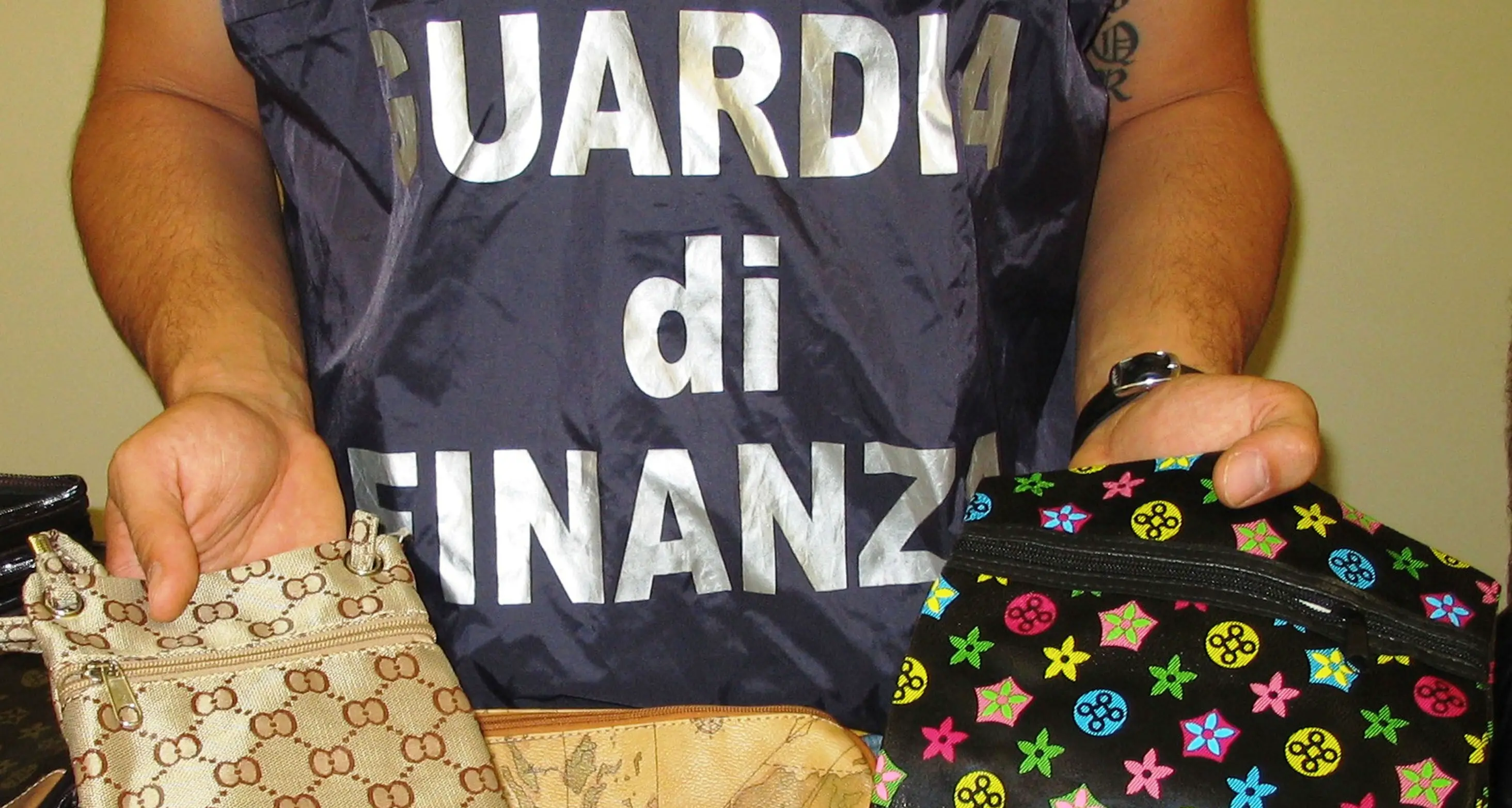 False griffe «made in Napoli» vendute in Cina