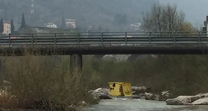 Il cassonetto finisce nel torrente