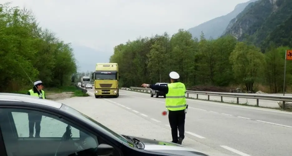 Levico, forza il posto di blocco e scappa in auto Preso dopo mezz'ora: senza patente e assicurazione
