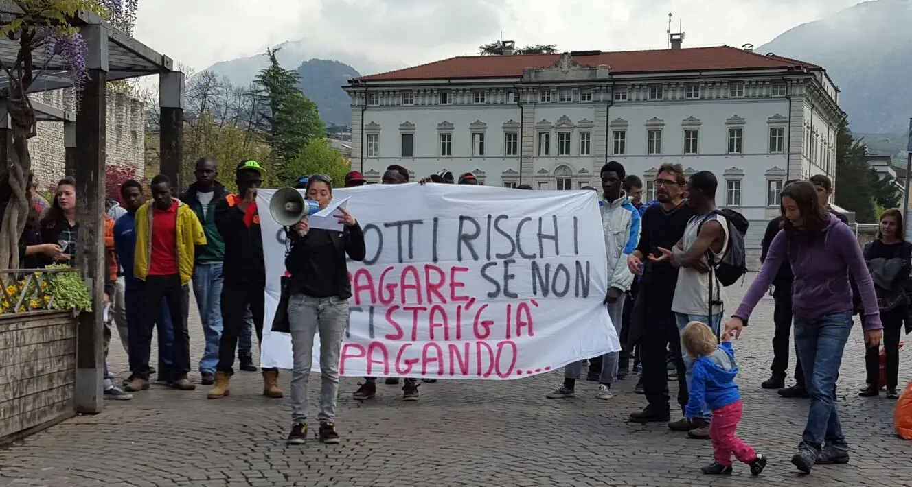 I profughi in piazza a Trento per spiegare la «protesta»