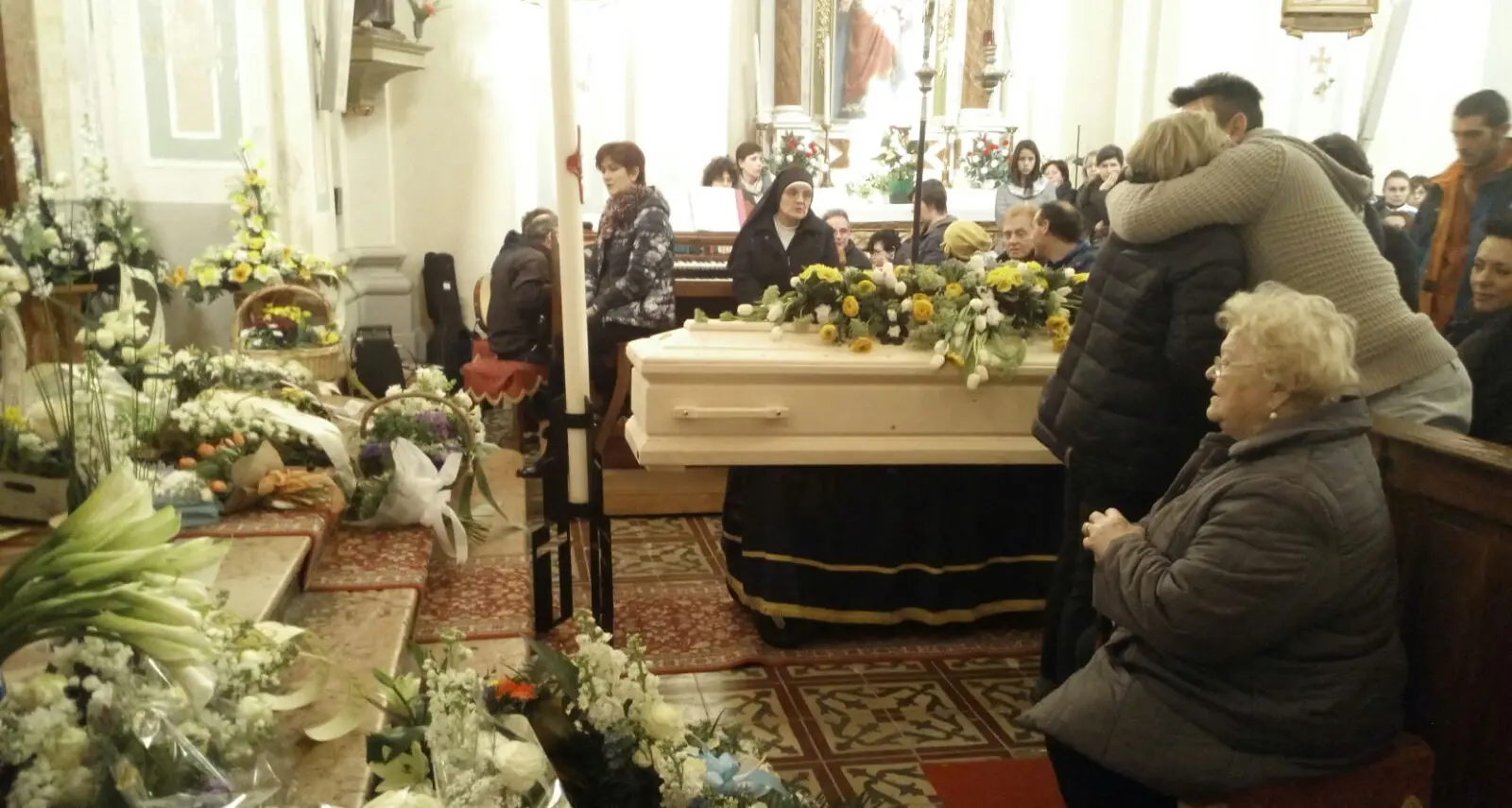 Buon viaggio guerriero, da lassù proteggi tutti», l'ultimo commosso addio al piccolo Jacopo