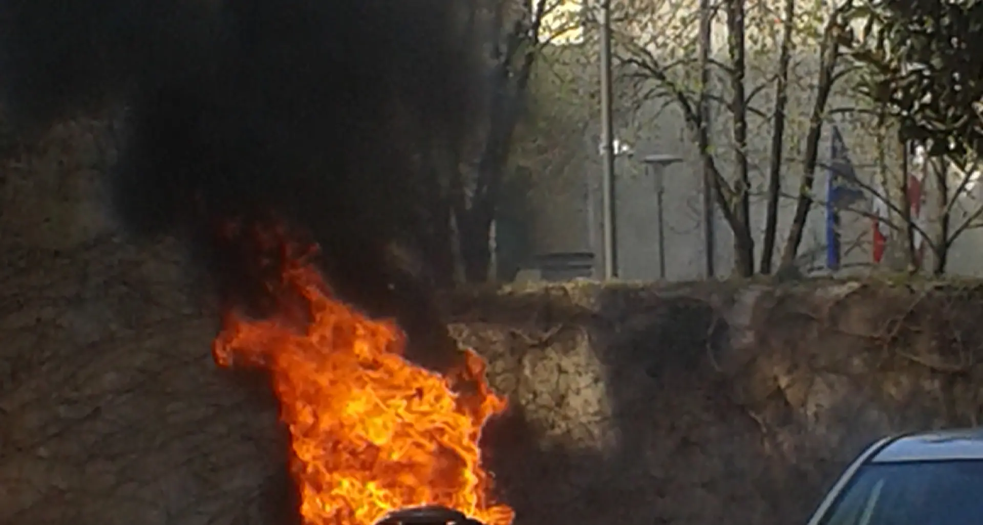Incendio doloso davanti alla Cassa rurale in fiamme uno scooter e una vettura