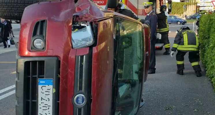 Auto ribaltata sul cavalcavia Ferita la donna al volante