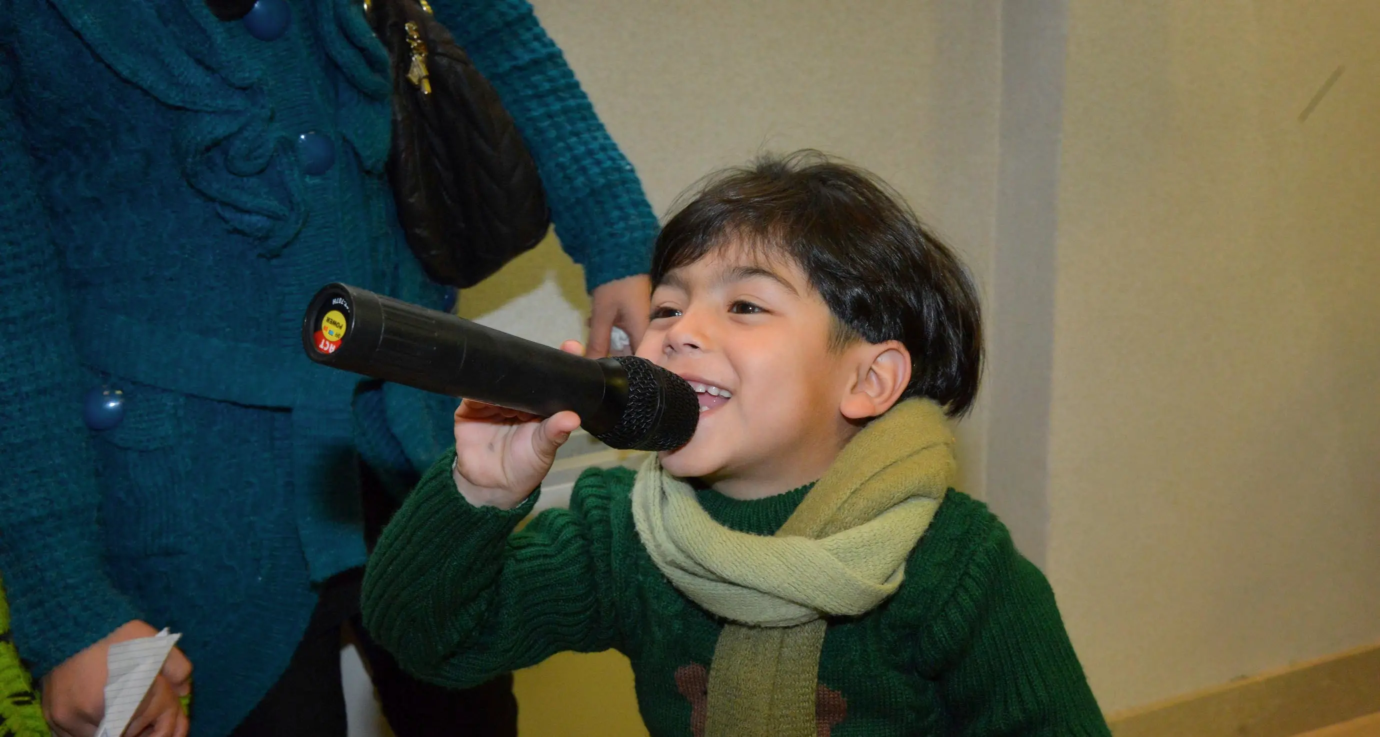 Ahmad, che batte un cinque e va a mangiarsi un gelato