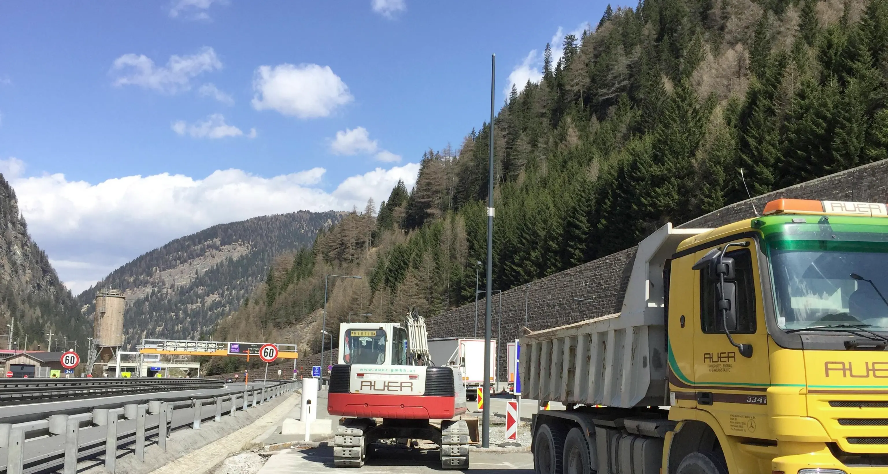 L'Austria fa sul serio: ruspe in azione al Brennero Barriera di 250 metri su strada e autostrada