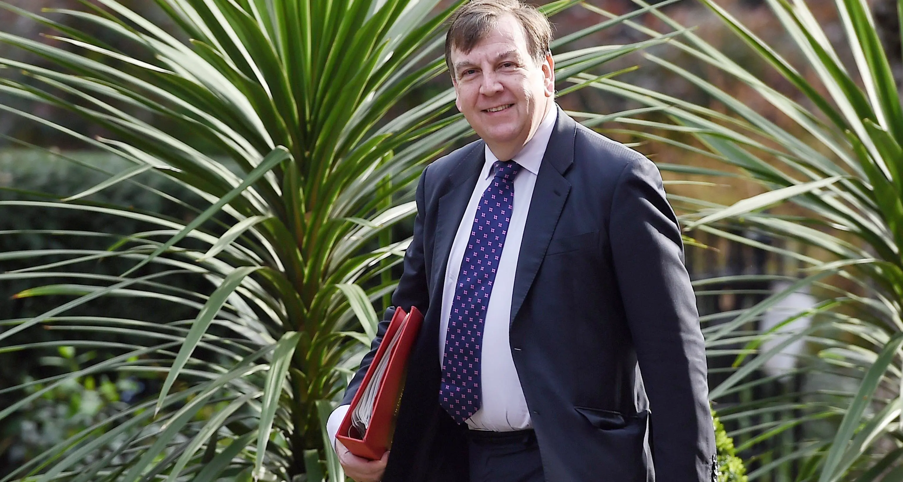 Ministro inglese della cultura stava con una escort, ma \"a sua insaputa\"
