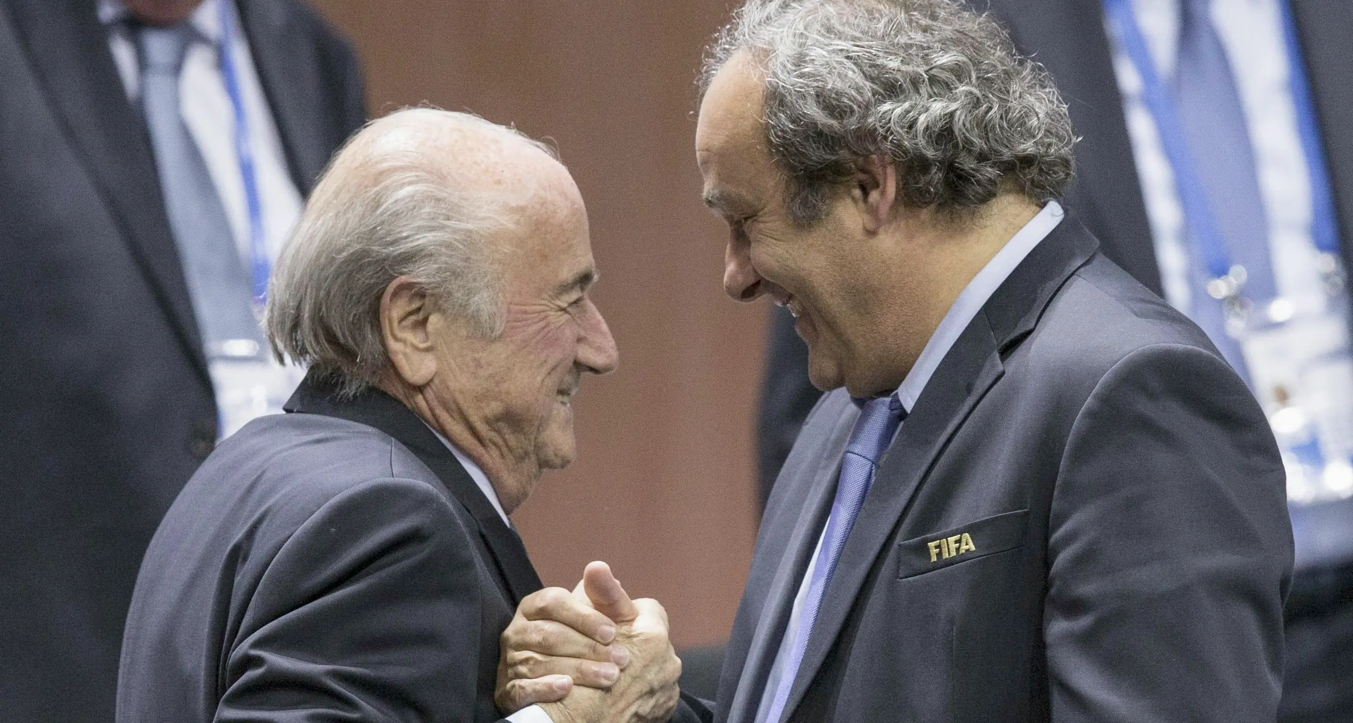 Perquisita Federcalcio francese Platini sorride, Blatter no