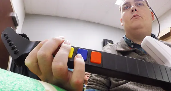 Ragazzo paralizzato muove le mani grazie a un chip nel cervello