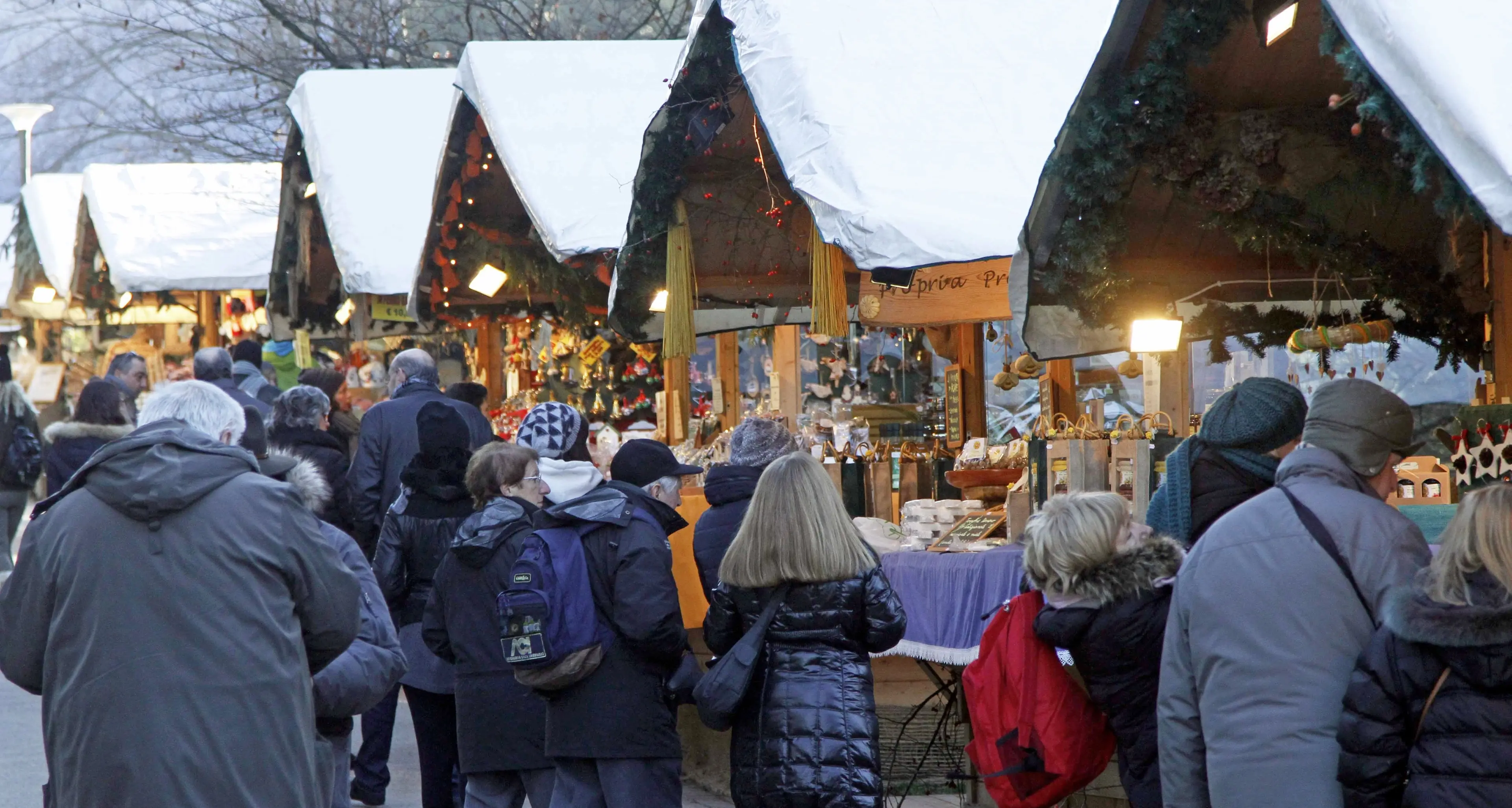 La Levico turistica da 14 anni in inverno si legge \"Mercatini\"