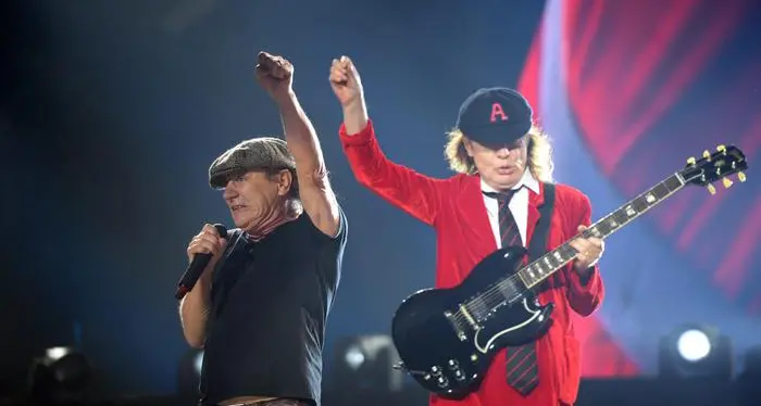 Il cantante rischia l'udito Gli Ac/Dc fermano il tour