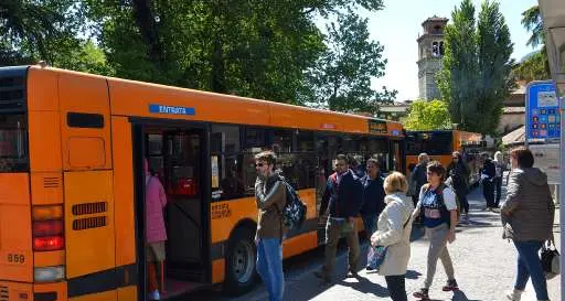 Controlli sui bus contro i furbetti del ticket Dopo le 19 percentuale di evasione pari al 12,46%