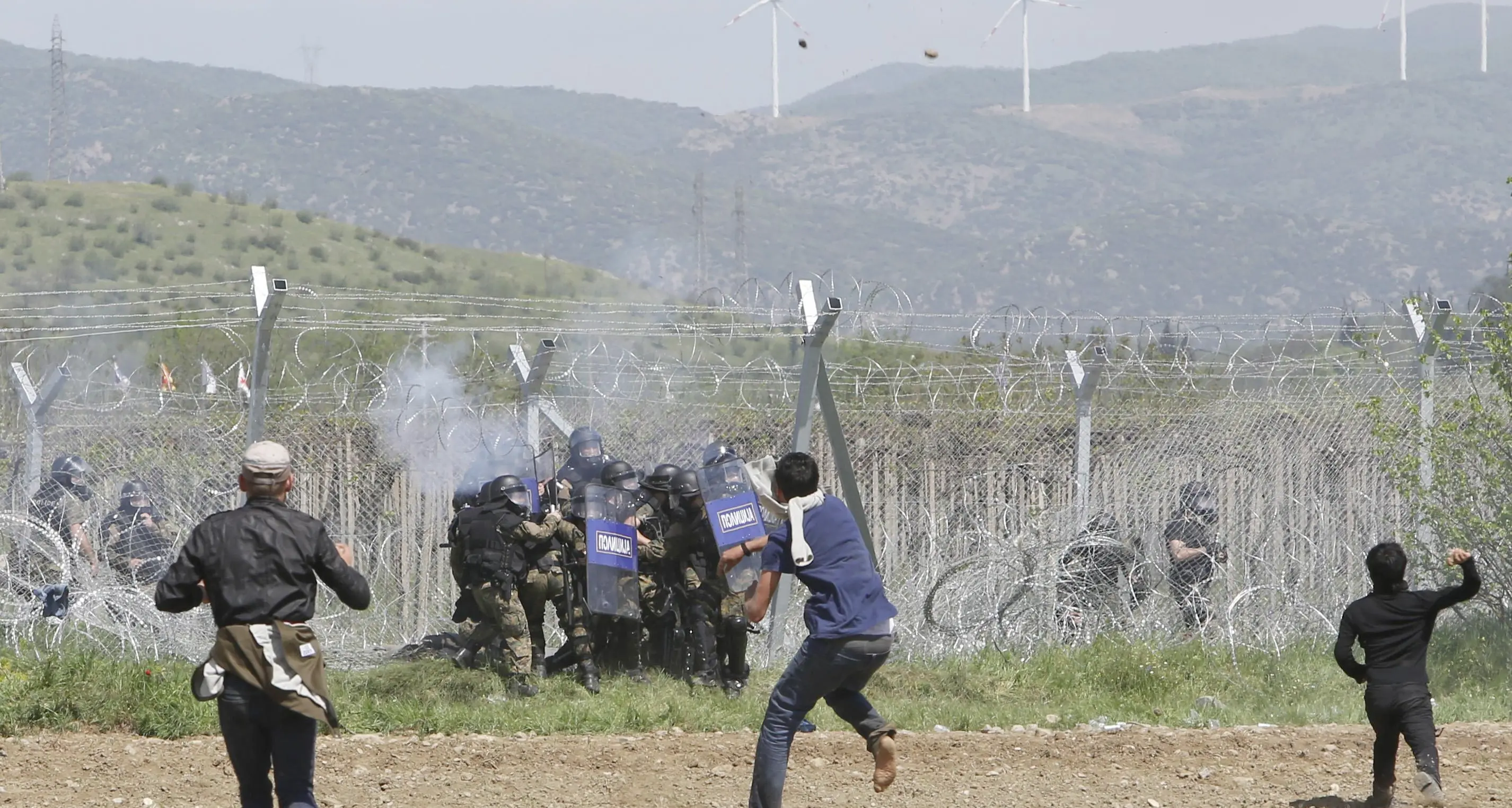 Idomeni, la polizia macedone spara per fermare i profughi