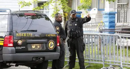 Sparatoria in Ohio: sette morti, caccia all'uomo