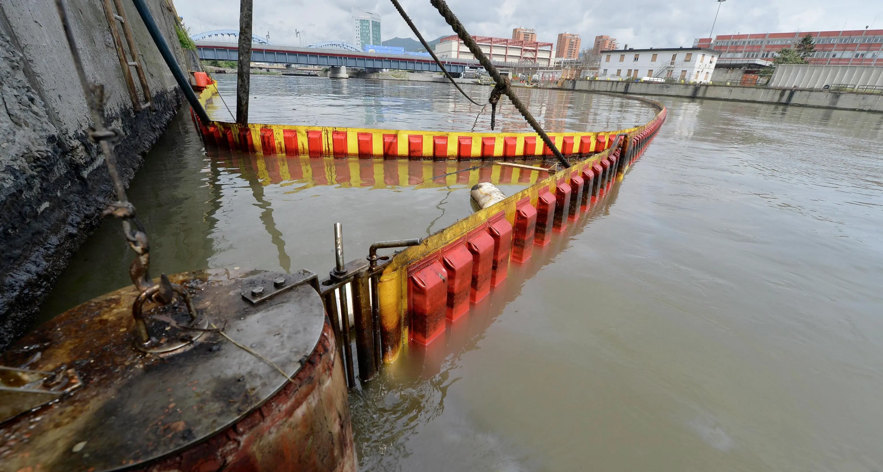A Genova cede la barriera e il petrolio raggiunge il mare