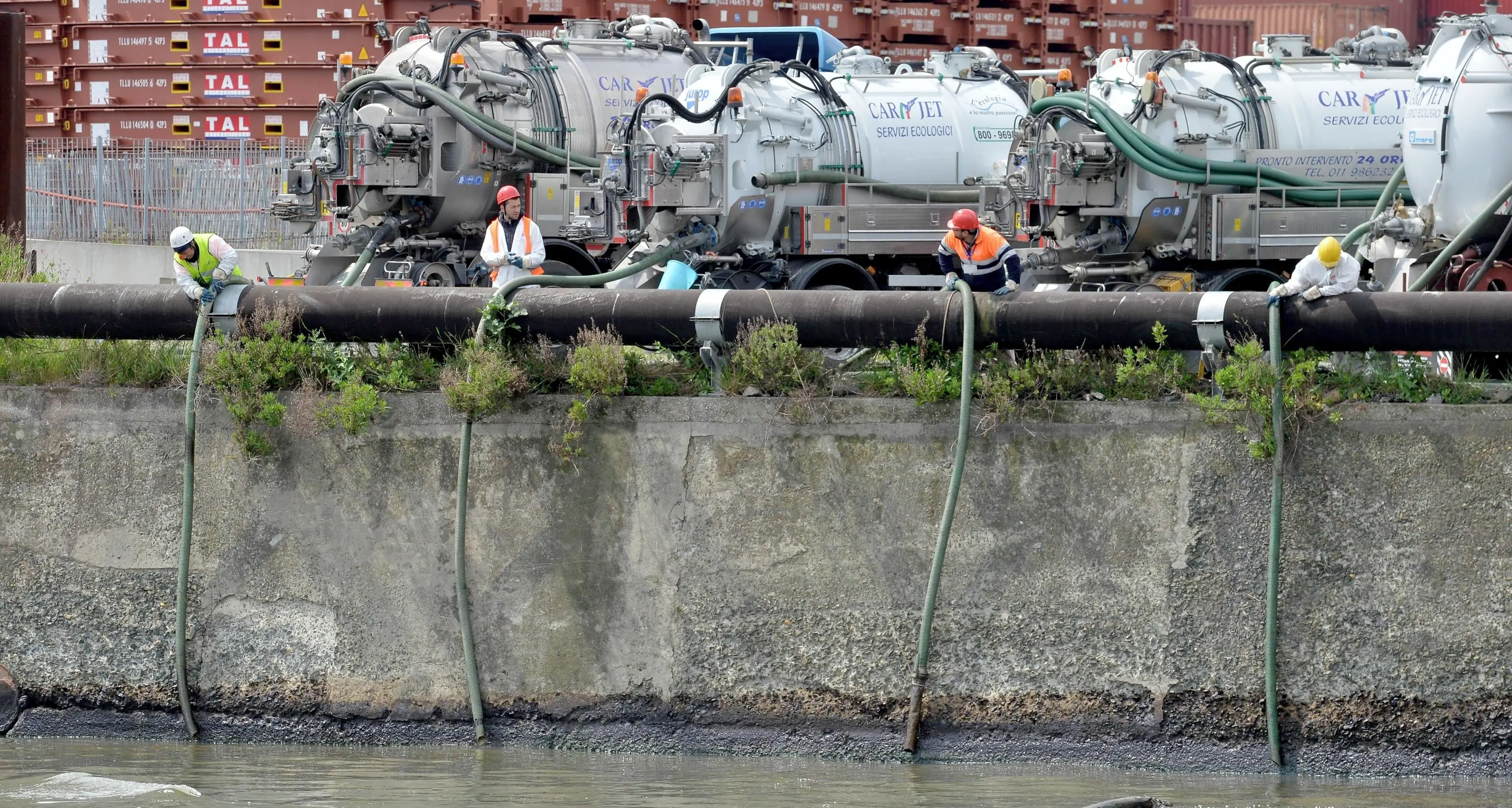 Petrolio in acqua Non c’è emergenza