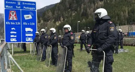 Controlli sui migranti: il presidente tirolese attacca l'Italia