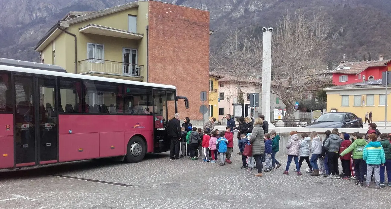 Sull'autobus a lezione di buone maniere