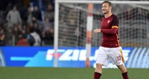 È ufficiale: Francesco Totti per un altro anno alla Roma