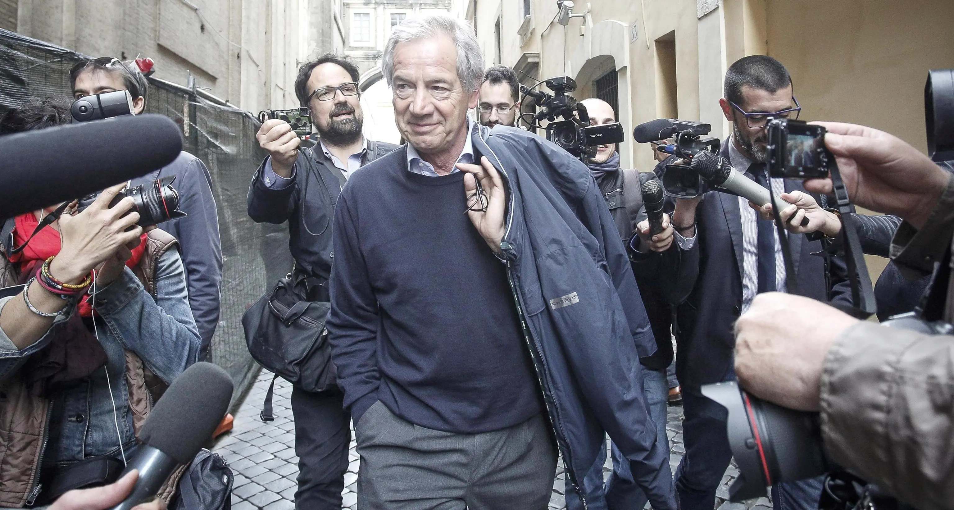 Elezioni a Roma, via Bertolaso Berlusconi: «Fi con Marchini»