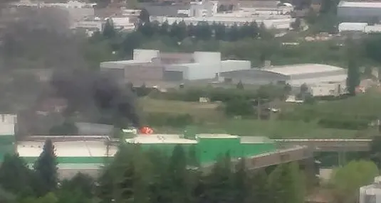 Allarme incendio in via Degasperi: fiamme sul tetto della Trentofrutta