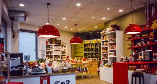 Negoziante denuncia: «Ipnotizzata dai ladri». Al Kaffè 3 in via Solteri, spariti 900 euro