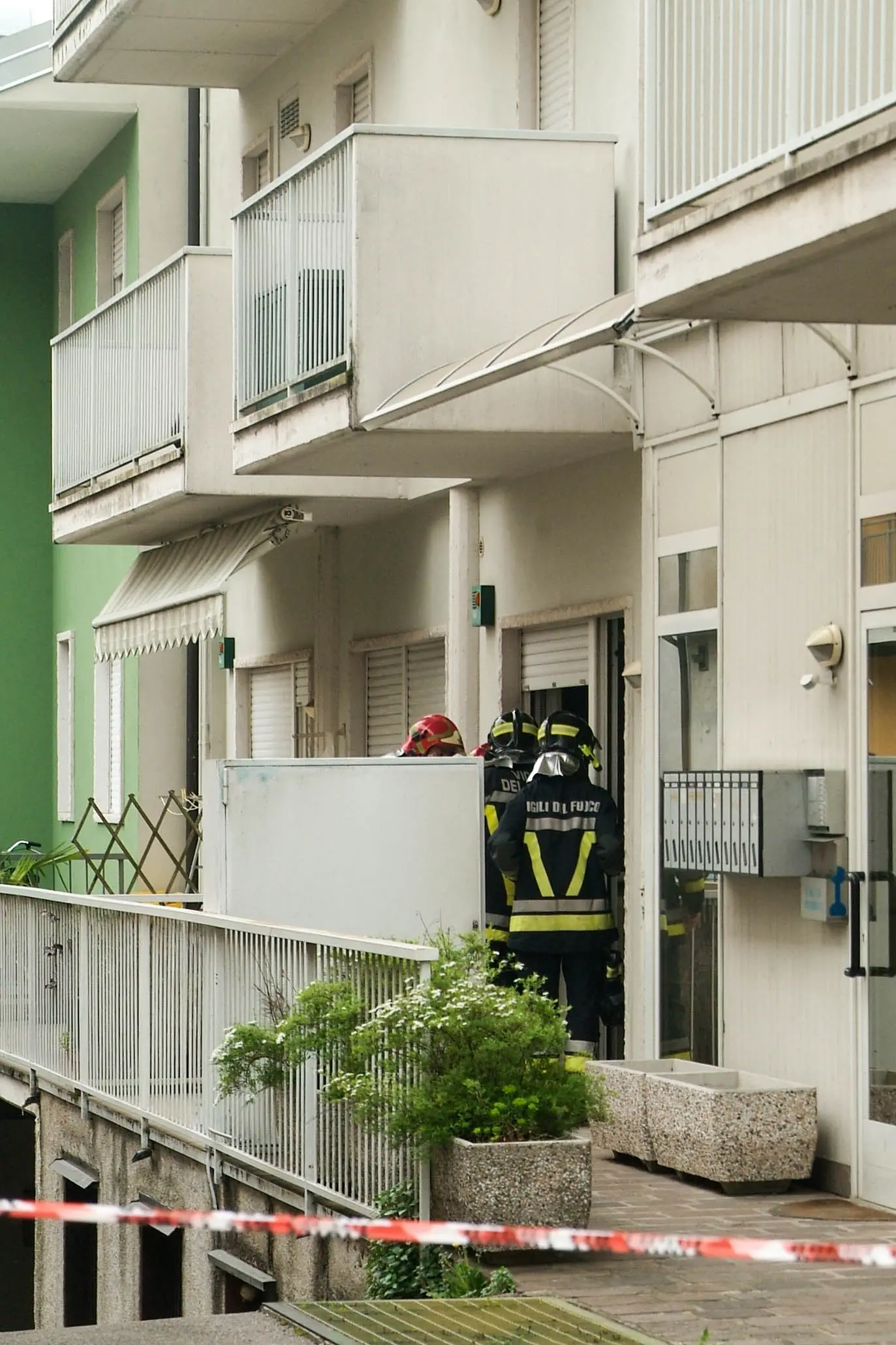 Principio d'incendio e un botto, feriti due ragazzi