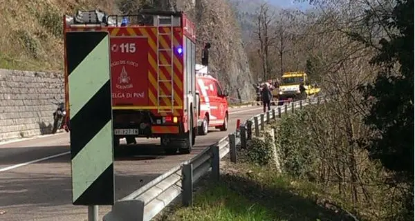 Schianto contro il guard rail Ferito un motociclista
