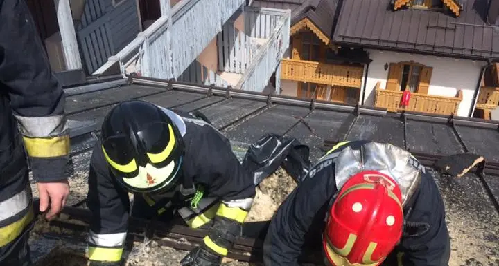 Campiglio, principio di incendio sul tetto delll'Hotel Ideal