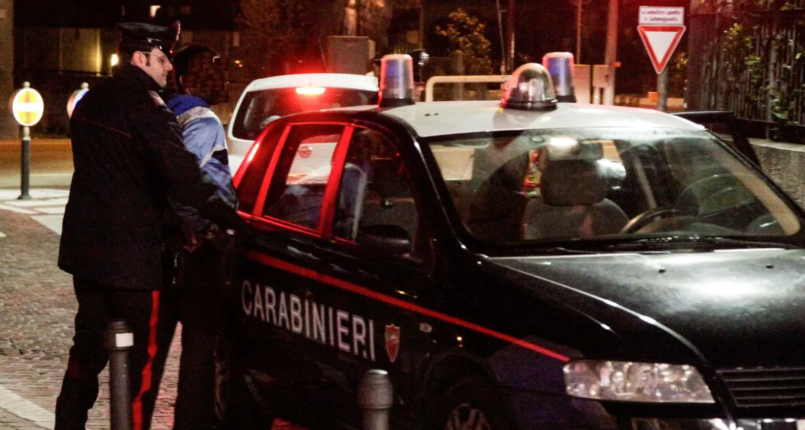 Brucia i vestiti della vicina Arrestato dopo la lite