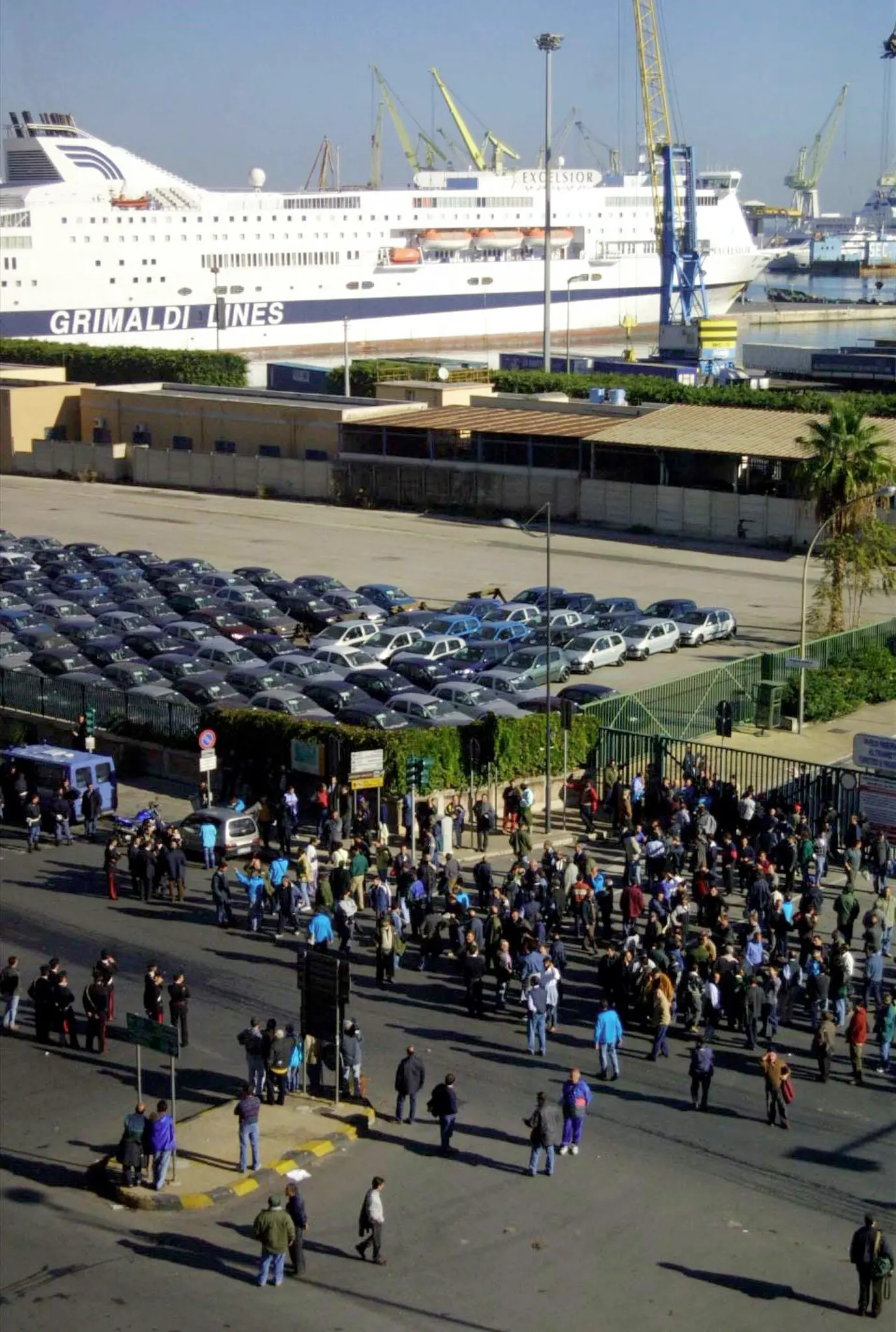 Protesta al porto di Palermo Sulla gru 3 operai dei cantieri